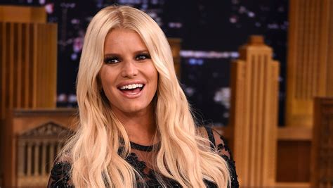 jessica simpson sexy pictures|Jessica Simpson posts topless bikini photo to celebrate 37th。